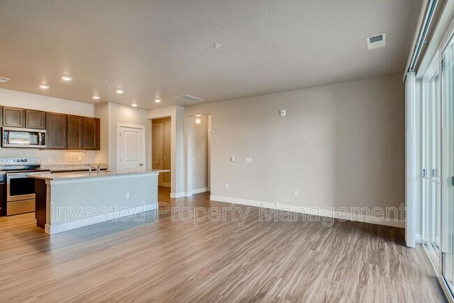 Building Photo - 981 S Sable Blvd