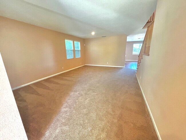 Building Photo - PRE-LEASE TODAY ! Available 5 bedroom! GREAT LOCATION!