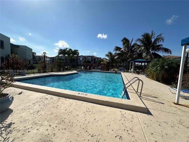 Building Photo - 9427 Fontainebleau Blvd