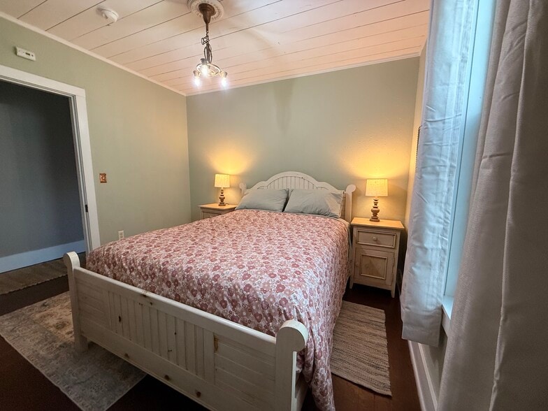 Comfortable furnishings - 215 N Emmett Ave