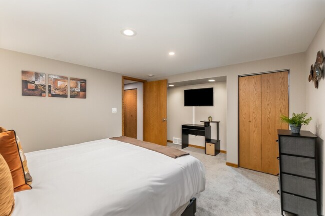 Building Photo - 336 N Walnut St