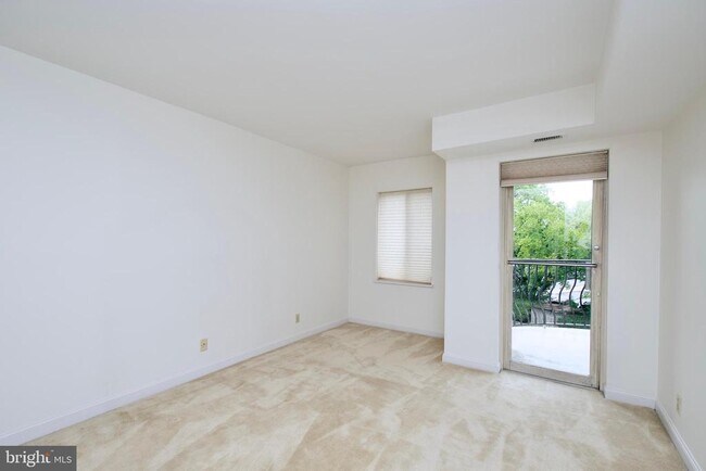 Building Photo - 1250 S Washington St