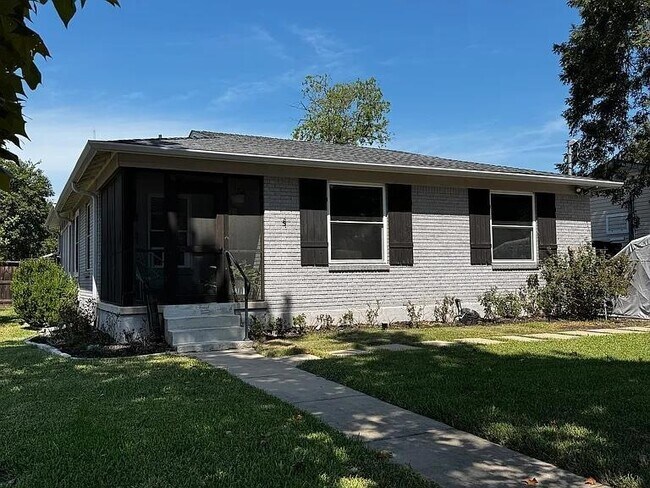 Building Photo - 1110 Justin Ln