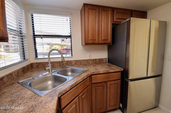 Building Photo - 5855 N Kolb Rd