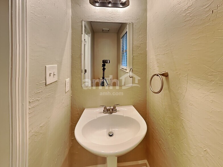 Building Photo - 581 Thornbush Ter