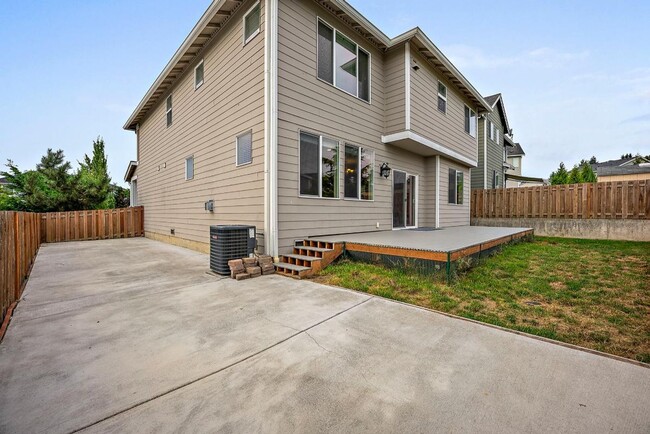 Building Photo - Spacious Spanaway Home w/ A/C & 5 Bedrooms...