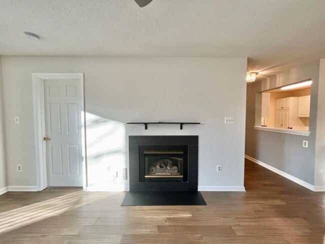 Building Photo - Beautiful 3 BR 2 BA condo in sought after Crown!
