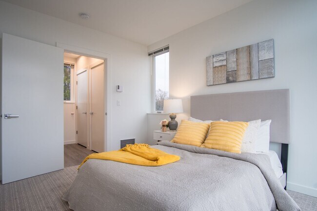 Building Photo - Modern 3BR/3.5BA Townhouse with Rooftop