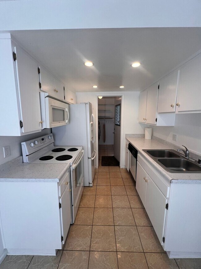Building Photo - 3275-3275 Hilltop Dr