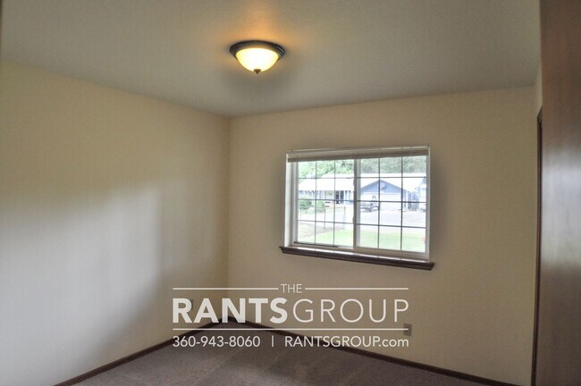 Building Photo - Beautiful Home in Tumwater on 1/2 acre!