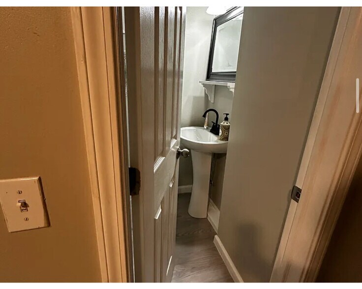 Building Photo - 307 W Lynde St