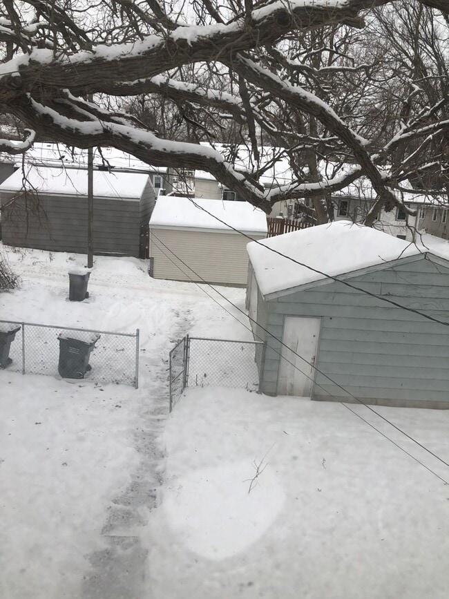 Building Photo - Cozy 3 bedroom house available