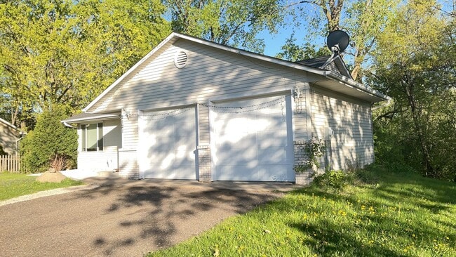 Building Photo - Large Single Family House in Oakdale!! DON'T MISS!!