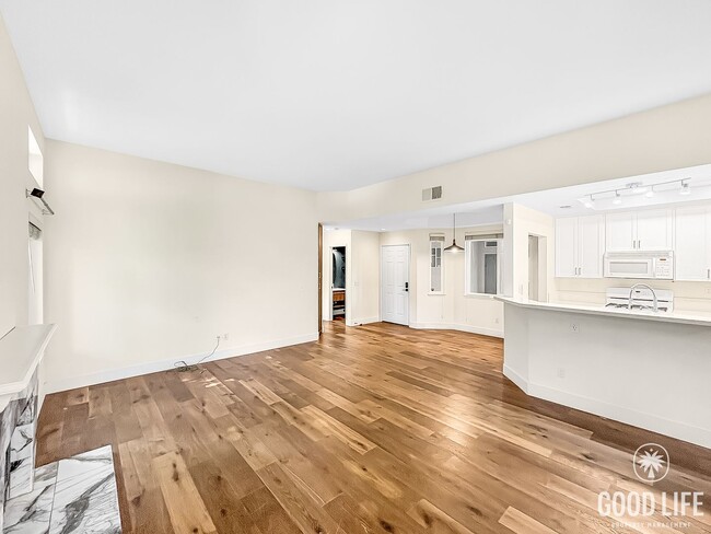 Building Photo - Beautiful Updated 2 Bed 2.5 Bath Condo in Hillcrest!