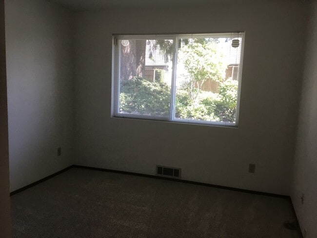 Building Photo - 2 Bedroom-1.75 Bath Single Story Condo/Just minutes from shopping, restaurants & great location f...