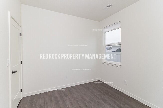 Building Photo - 624 S Crescent Ln