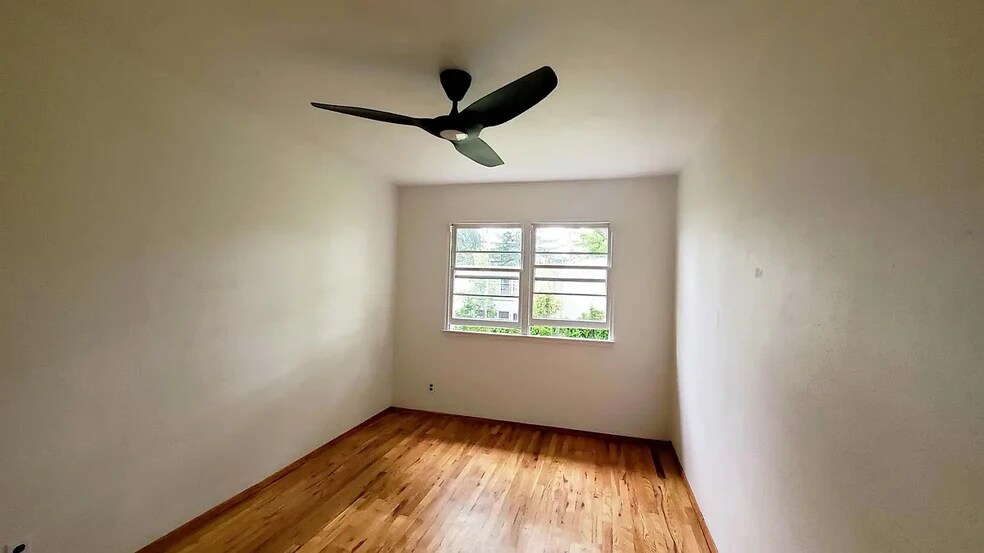 Smaller bedroom with view to courtyard - 6821 NE Broadway