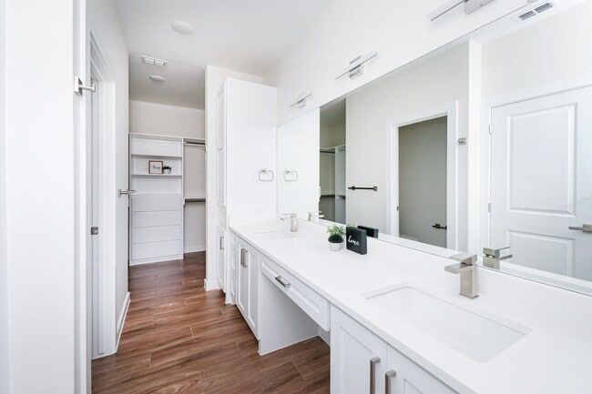 Building Photo - 7525 Cresta Bella St