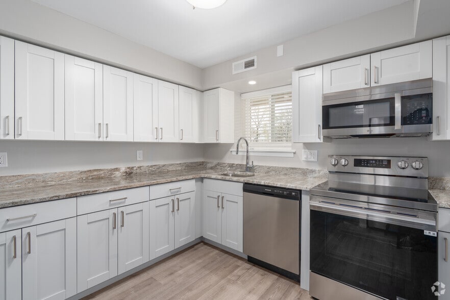 3BR, 2BA - 1,522SF - Kitchen - Olympic Gardens