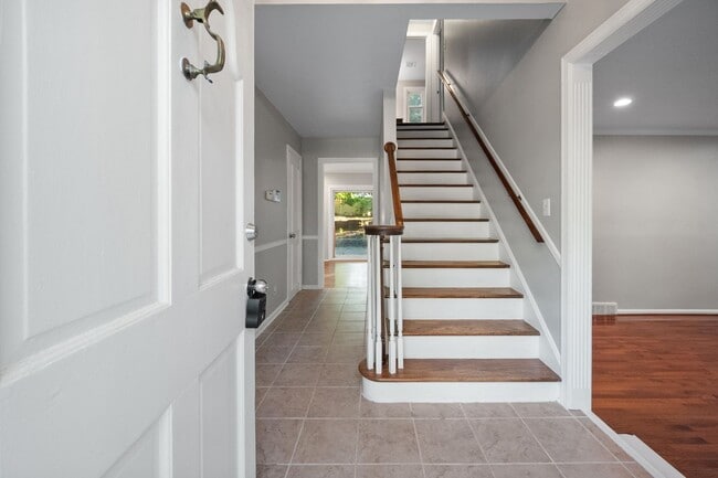 Building Photo - 3405 Hillvale Rd