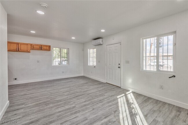 Building Photo - 339 N 10th St