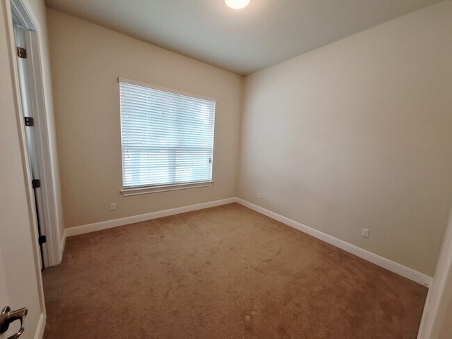 Building Photo - 4562 Katherine Dr