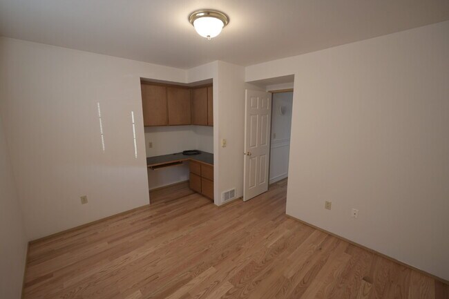 Building Photo - 1+ bed 2 bath home on a quiet cul-de-sac