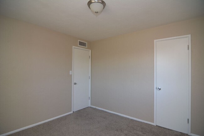 Building Photo - Charming 3 Bedroom 2 Bath House! Close to the UofA and Downtown!