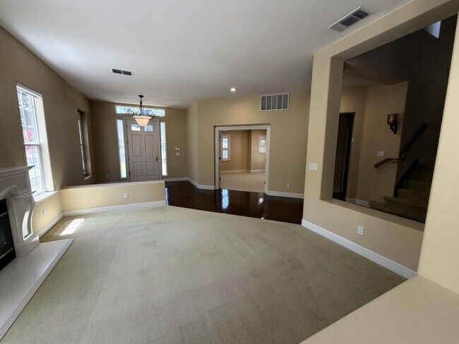 Building Photo - 128 Regent Dr