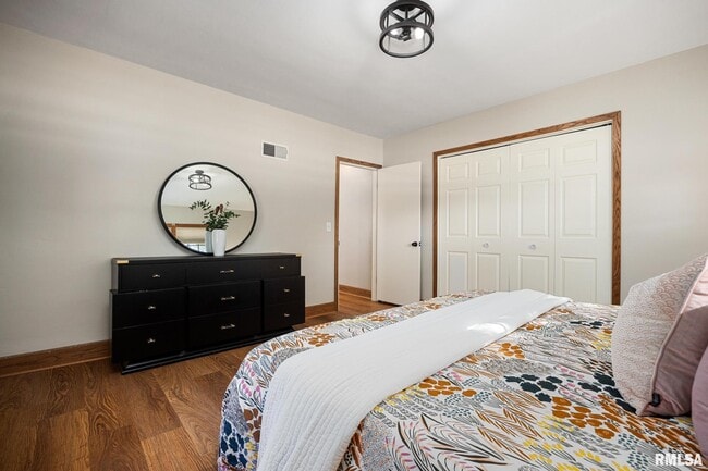 Building Photo - 205 W Glen Ave