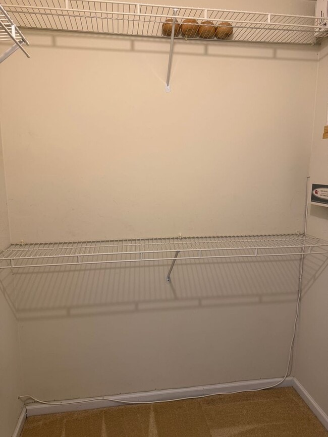 Building Photo - Affordable Lakeside Condo – 3 Bed, 1 Bath