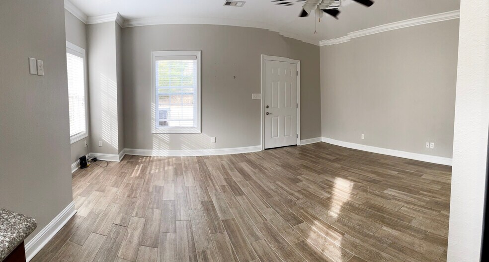 Living Room - 919 Muirfield Dr