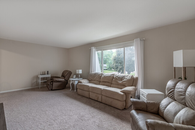 Building Photo - 2219 Marwood Dr