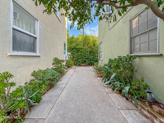 Building Photo - 5027 Cahuenga Blvd