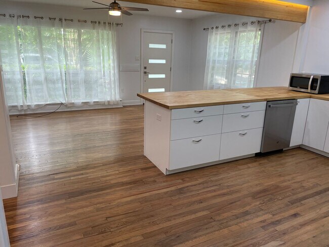 Building Photo - 2/1 Beach Bungalow in Biloxi