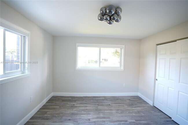 Building Photo - 2573 Conroy Dr