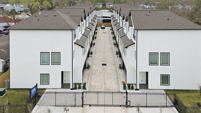 Building Photo - 9403 Hammerly Boulevard Unit C