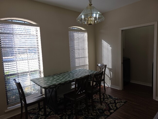 Building Photo - 714 Yorktown Ct