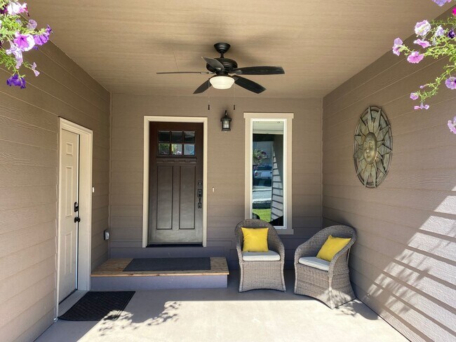 Building Photo - 3950 NE Vista del Rey Dr