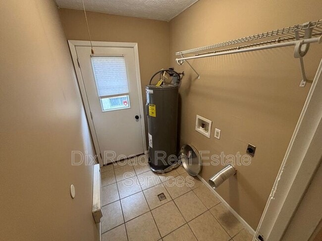 Building Photo - 1080 Azel Ave