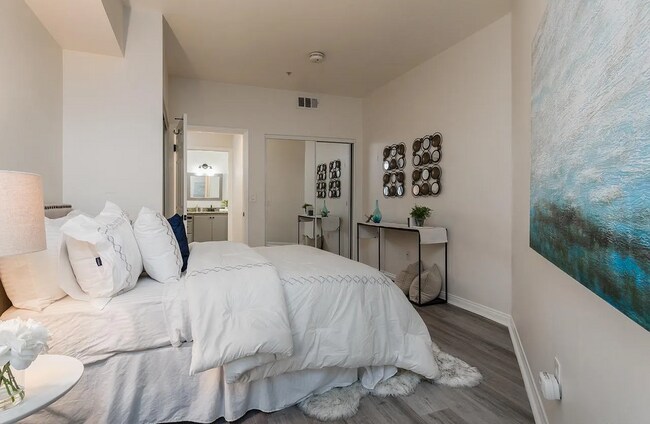 Building Photo - This condo has it all: location, style, an...