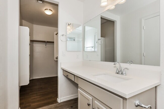 Building Photo - 523 N Bailey Cir