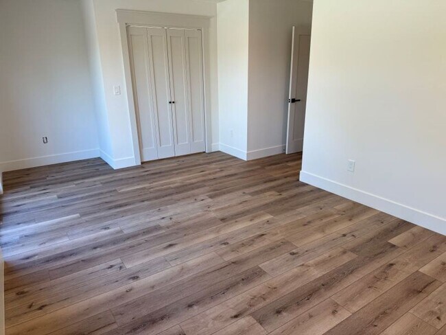 Building Photo - Beautifully Renovated, Pet Friendly Novato...