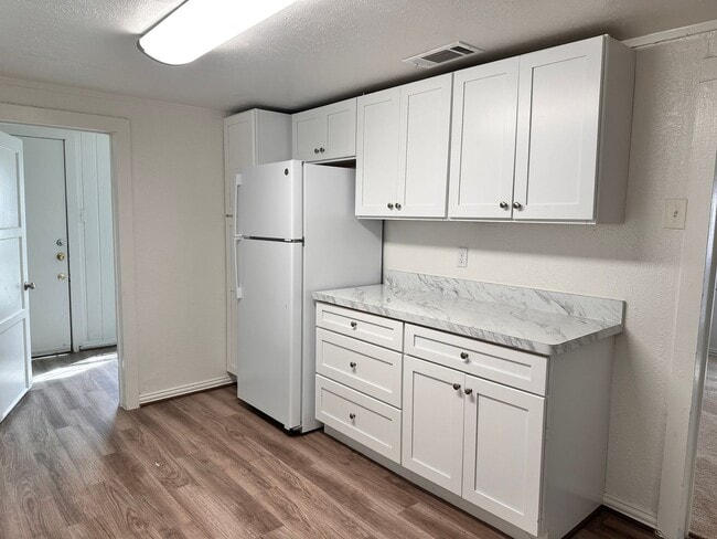 Building Photo - April 1st!! 2 Bedroom Home Close to Historic District