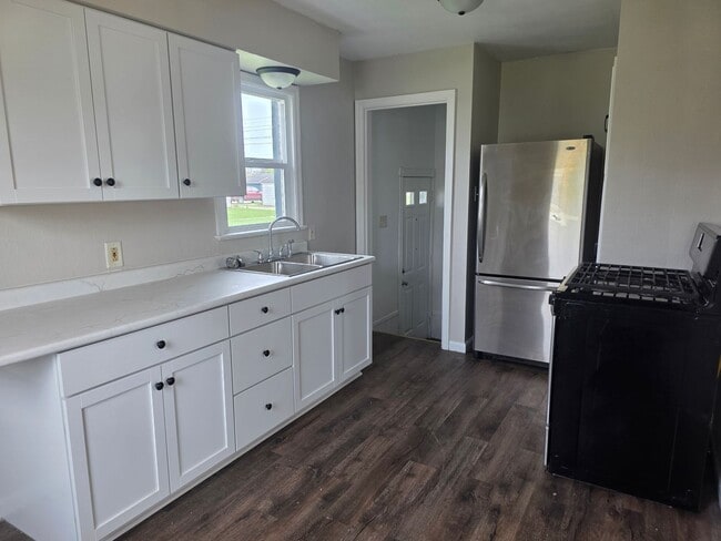 Building Photo - Updated 2-Bedroom, 1-Bathroom Home with Garage – $1,350/Month | Accepting Section 8