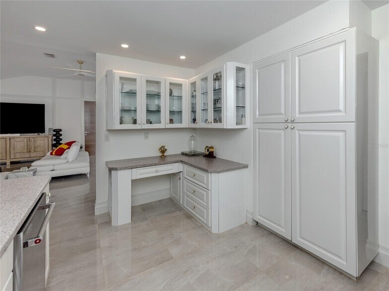 Building Photo - 396 Bayshore Dr