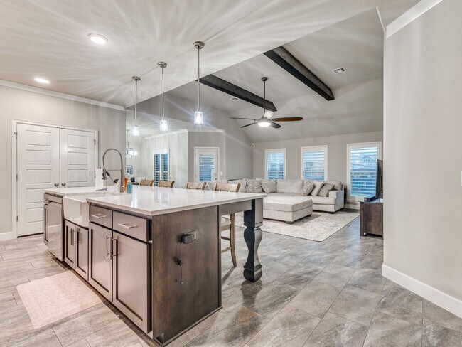 Building Photo - 2606 W Baton Rouge Pl