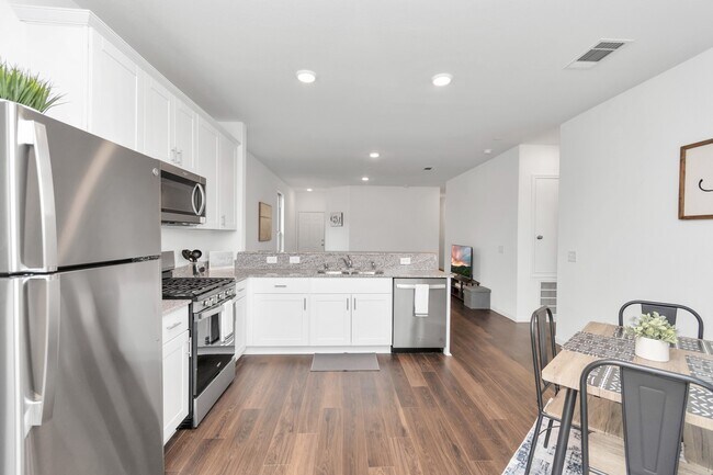 Building Photo - 14455 Cedar Ledge Ln
