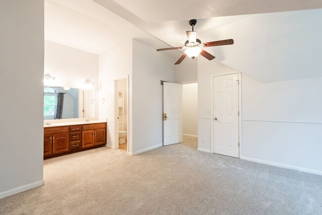 Building Photo - 4 Bed home in Olathe- Quick access to I-35