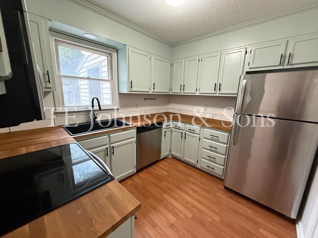 Building Photo - Stylish Townhome with Ensuite Baths & Comm...